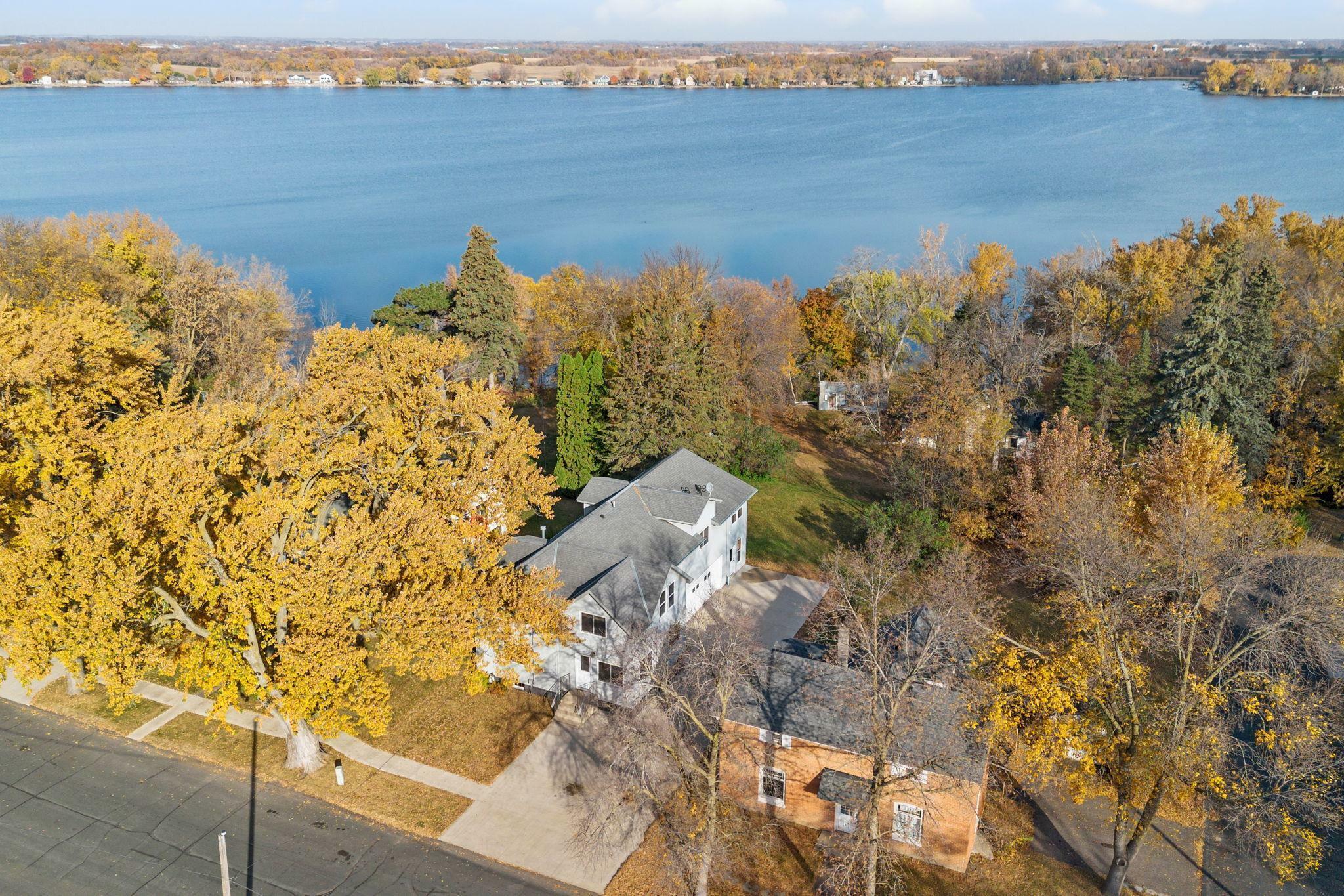 Property Photo:  604 Maple Avenue  MN 55390 