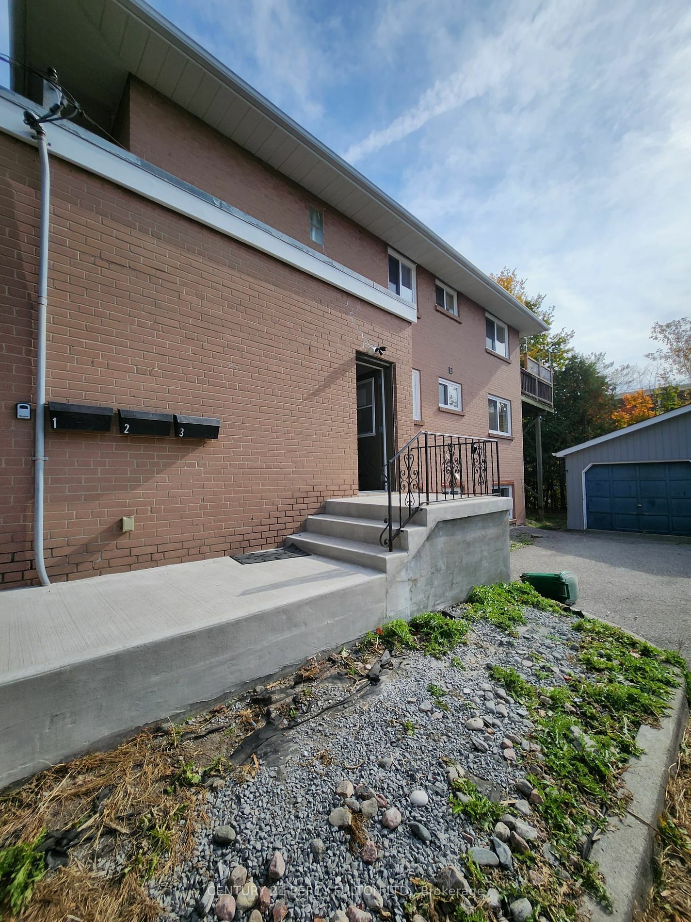 Property Photo:  507 Colborn St W 2  ON L1N 1X7 