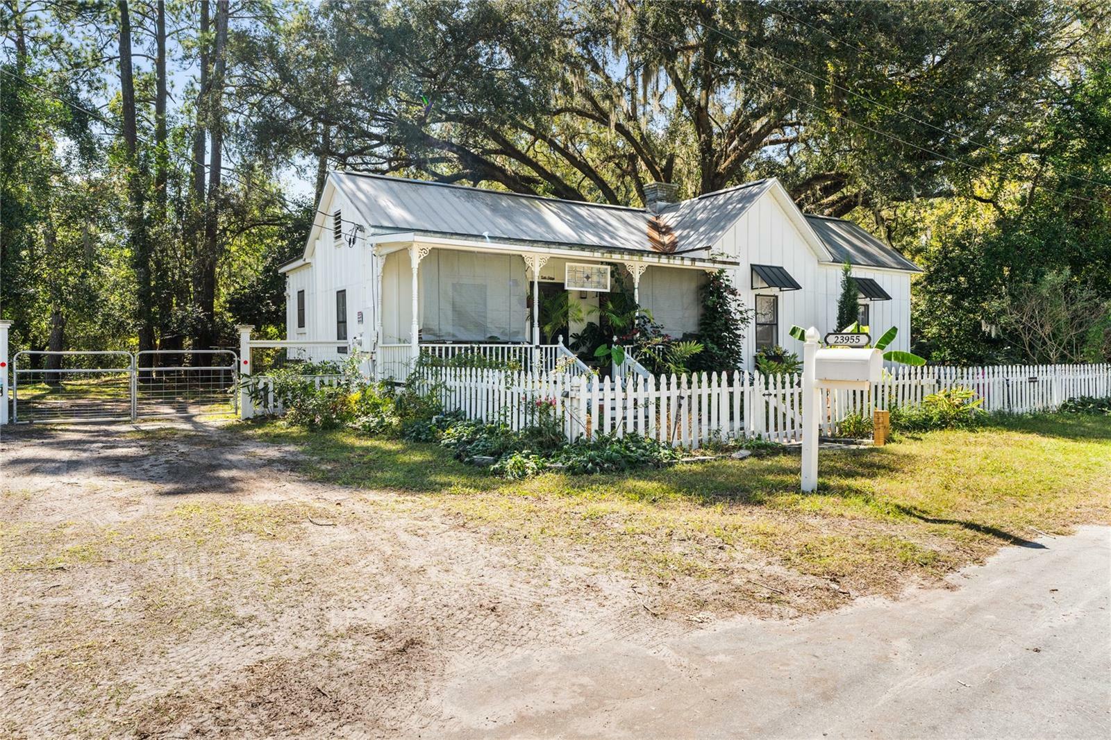 Property Photo: 23955 NW 184th Road FL 32643