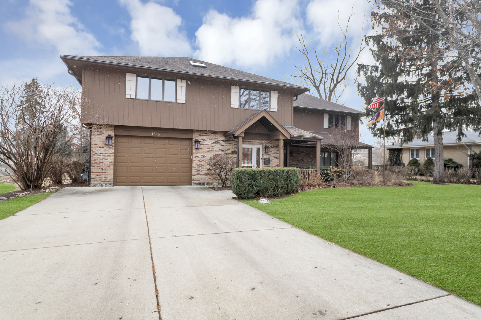 Property Photo: 1415 W Hawthorne Street IL 60005