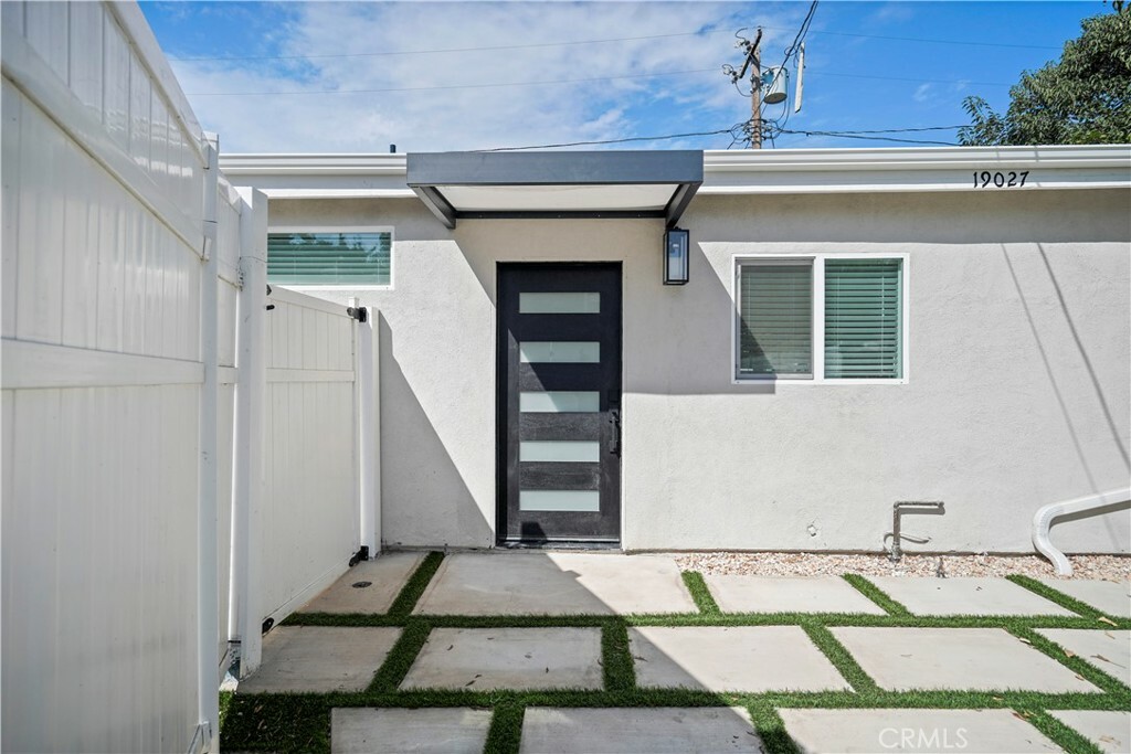 Property Photo:  19027 Calvert Street  CA 91335 