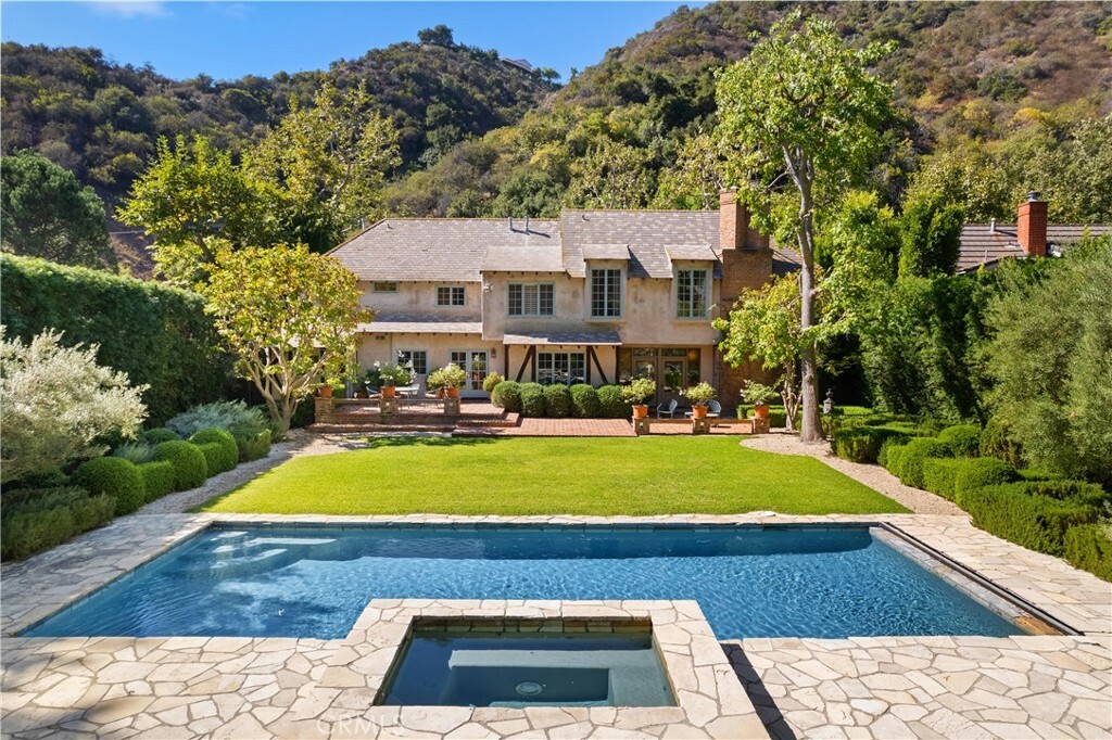 Property Photo:  2562 Mandeville Canyon Road  CA 90049 