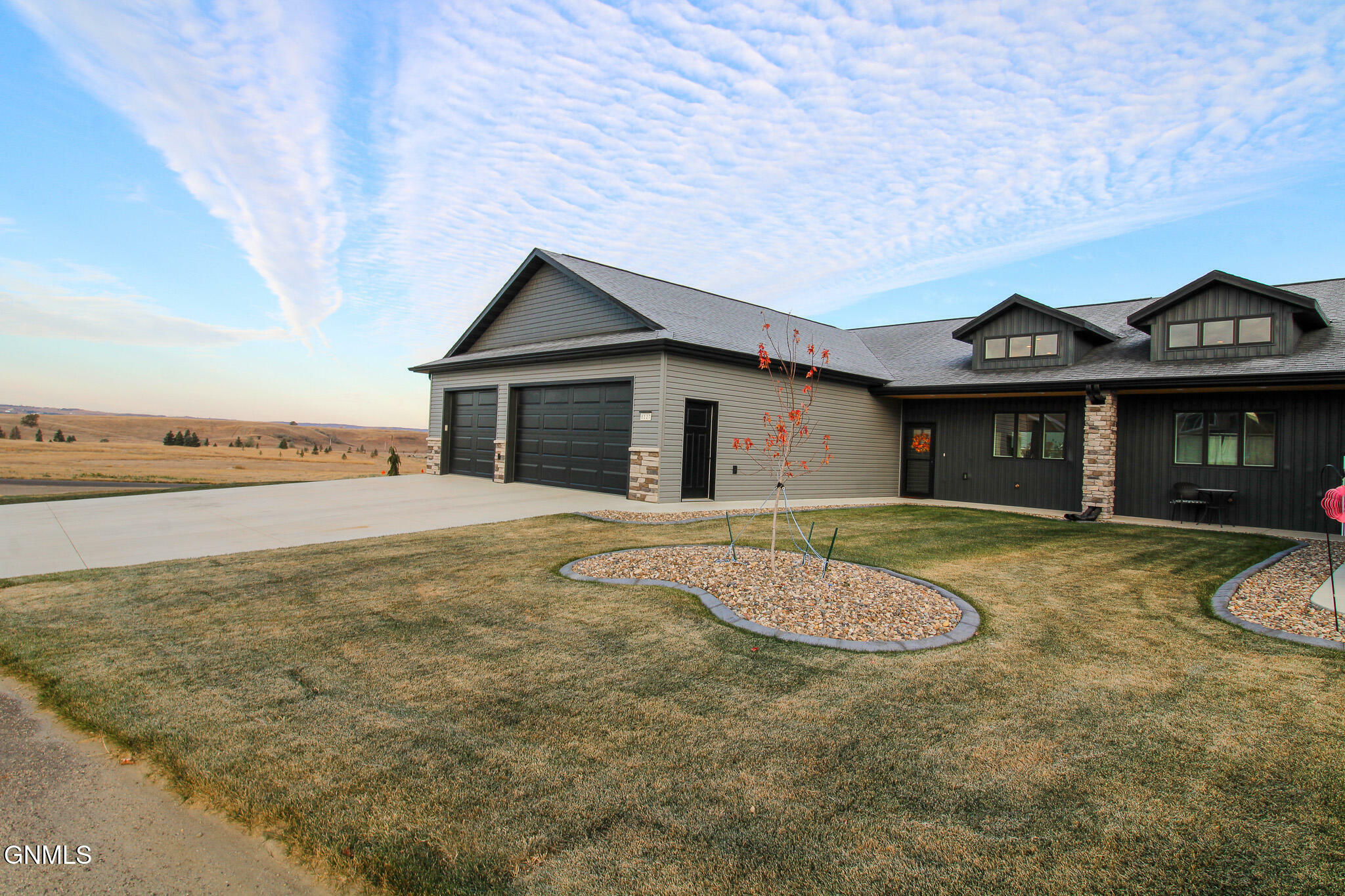 Property Photo:  8127 Hawktree Drive  ND 58503 