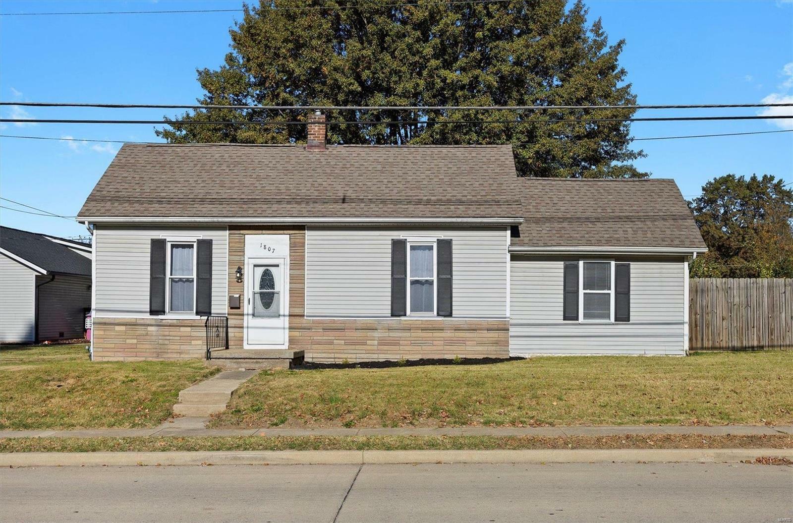 Property Photo:  1807 E B Street  IL 62221 