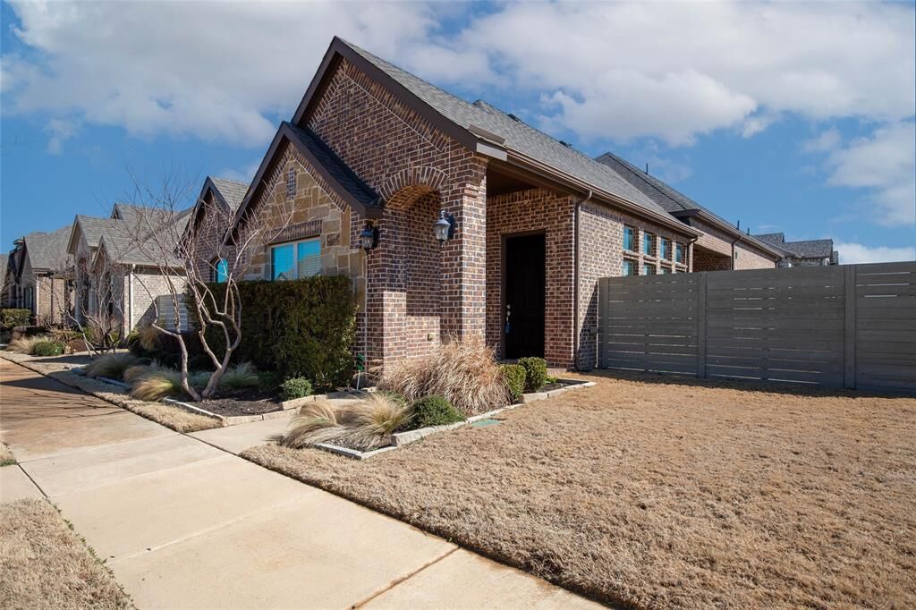 Property Photo:  824 Parkside Drive  TX 76226 