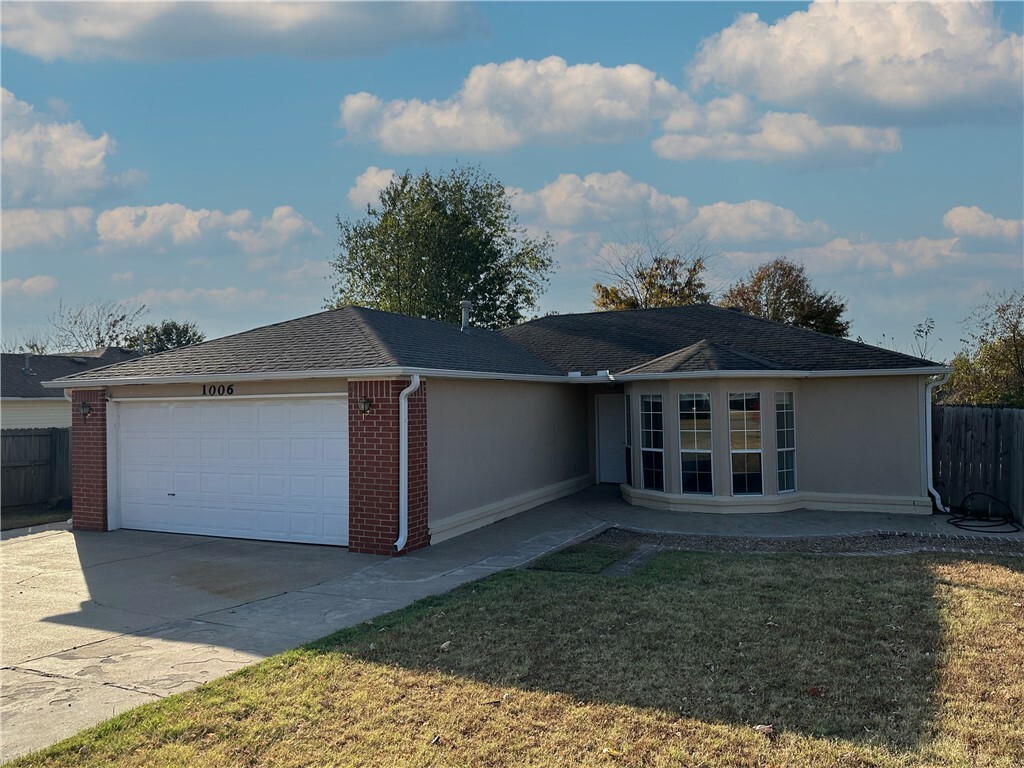 Property Photo:  1006 Flynt Street  AR 72761 