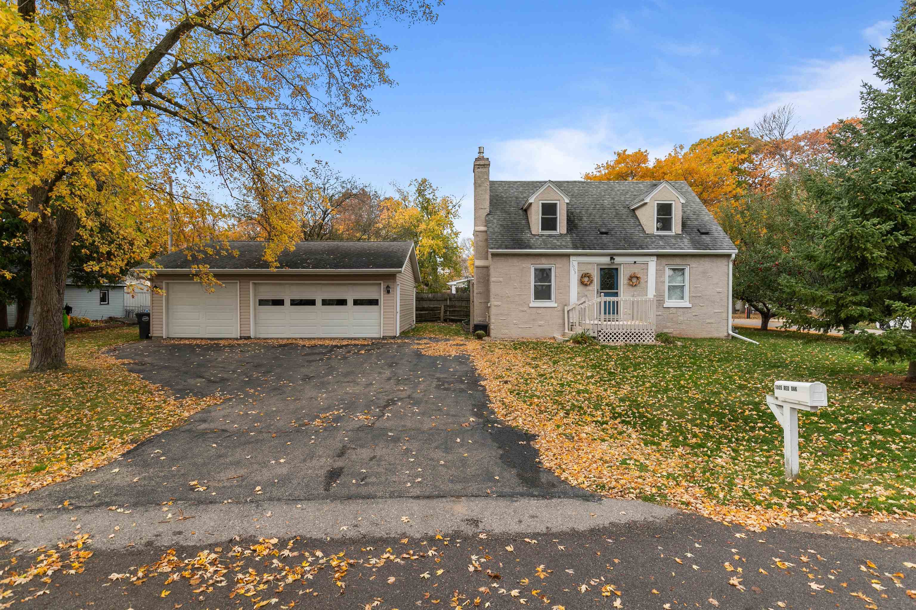 Property Photo:  1005 Red Oak Lane  WI 54915-1110 