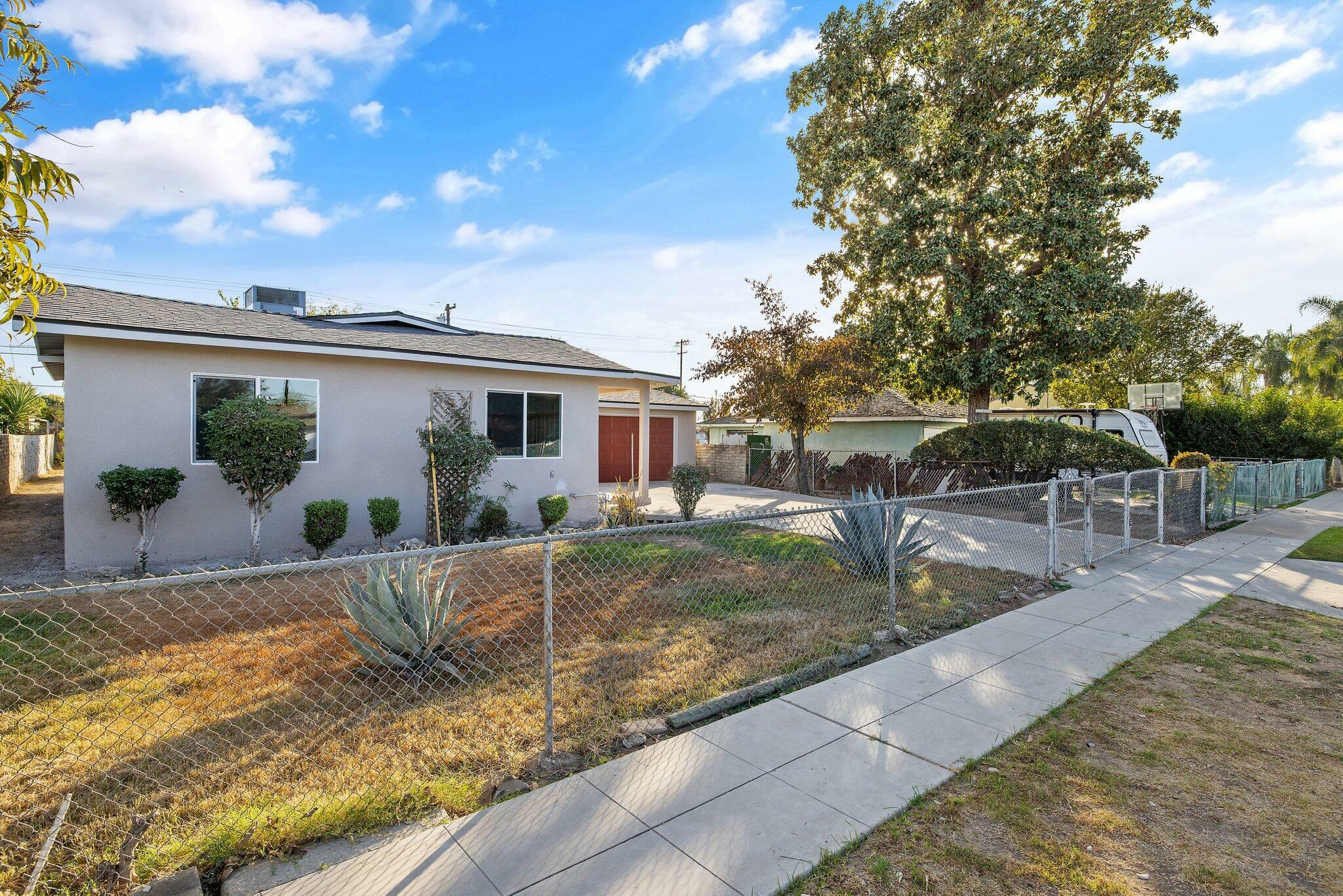 Property Photo:  1147 W Woodward Avenue  CA 93706 