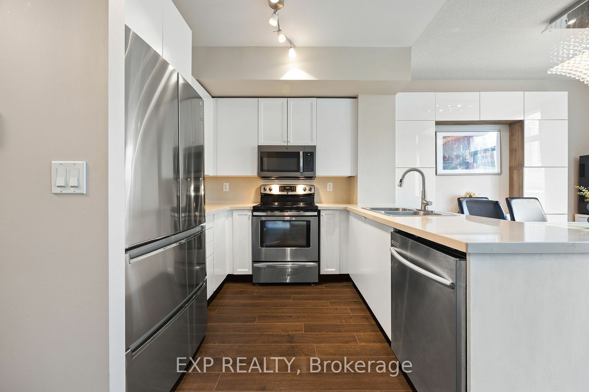 Property Photo:  3939 Duke Of York Blvd 514  ON L5B 4N2 