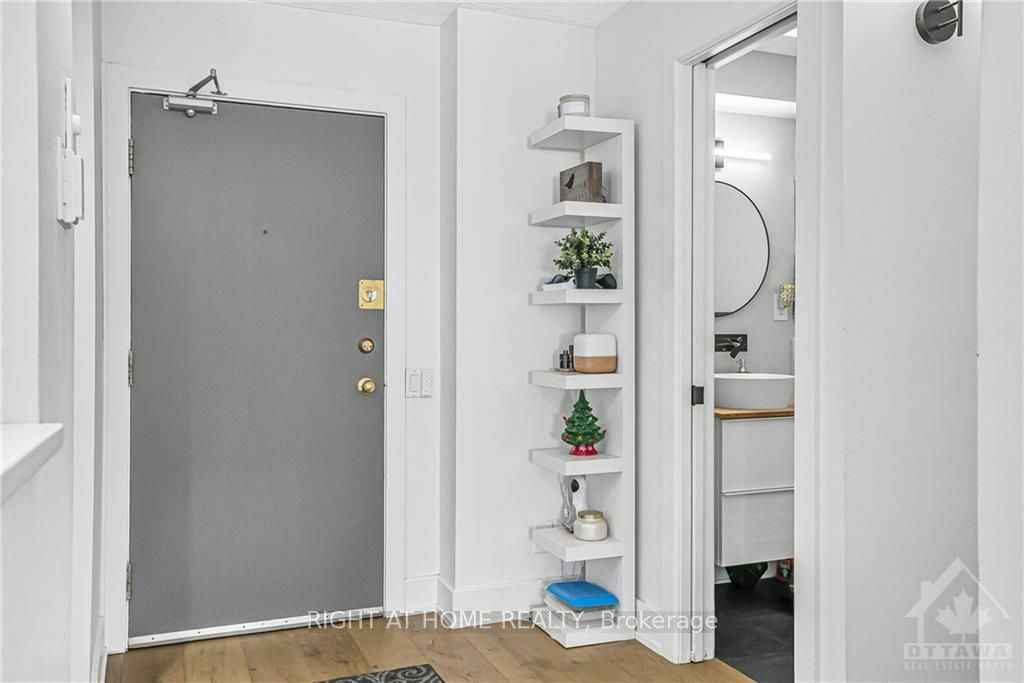 Property Photo:  151 Bay St 905  ON K1R 7T2 