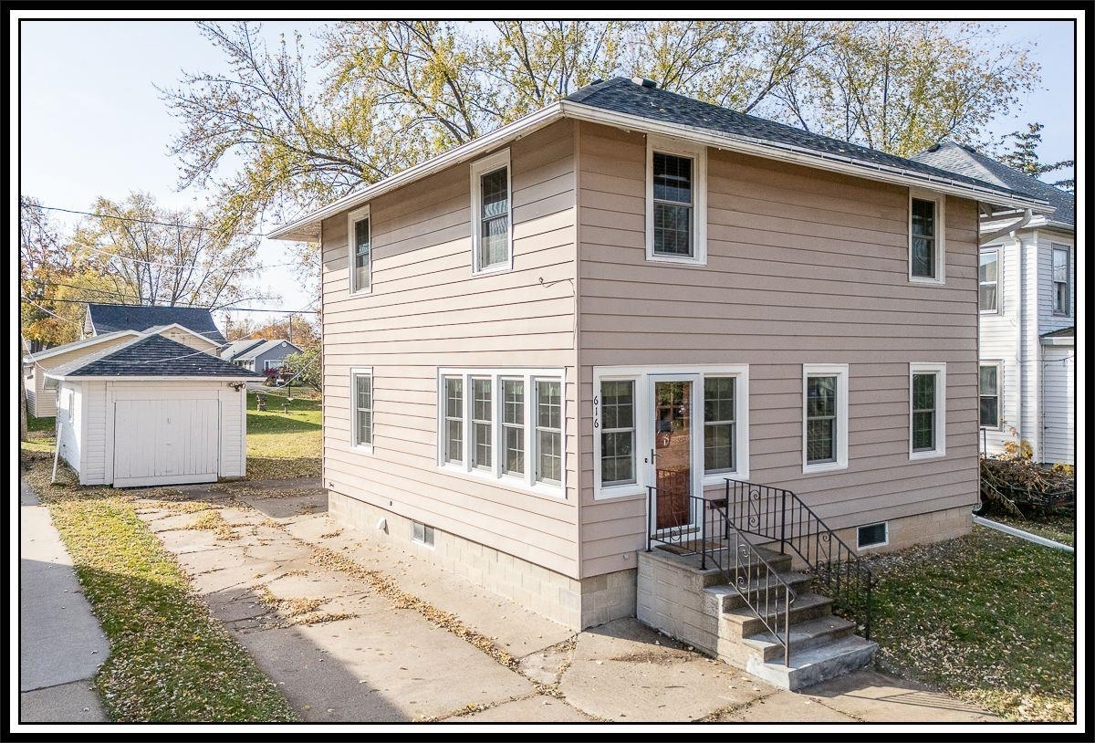 Property Photo:  616 W Cook Street  WI 54961-1336 