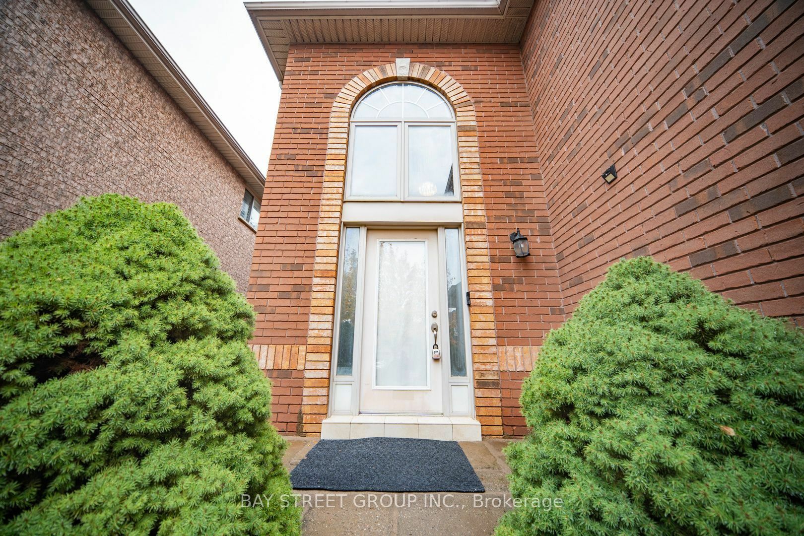 Property Photo:  2513 Longridge Cres  ON L6H 6S2 