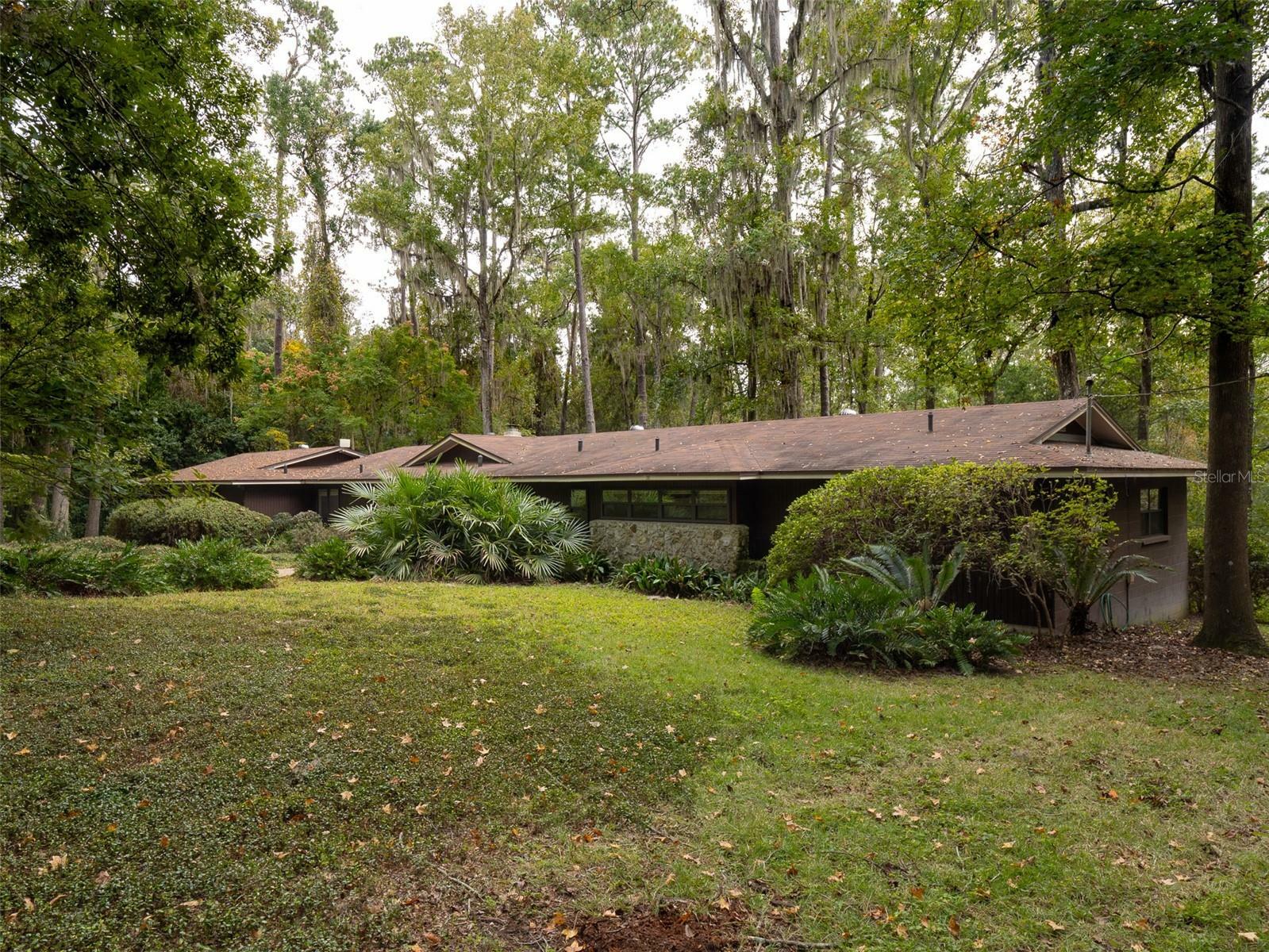 Property Photo: 5915 NW 27th Avenue FL 32606