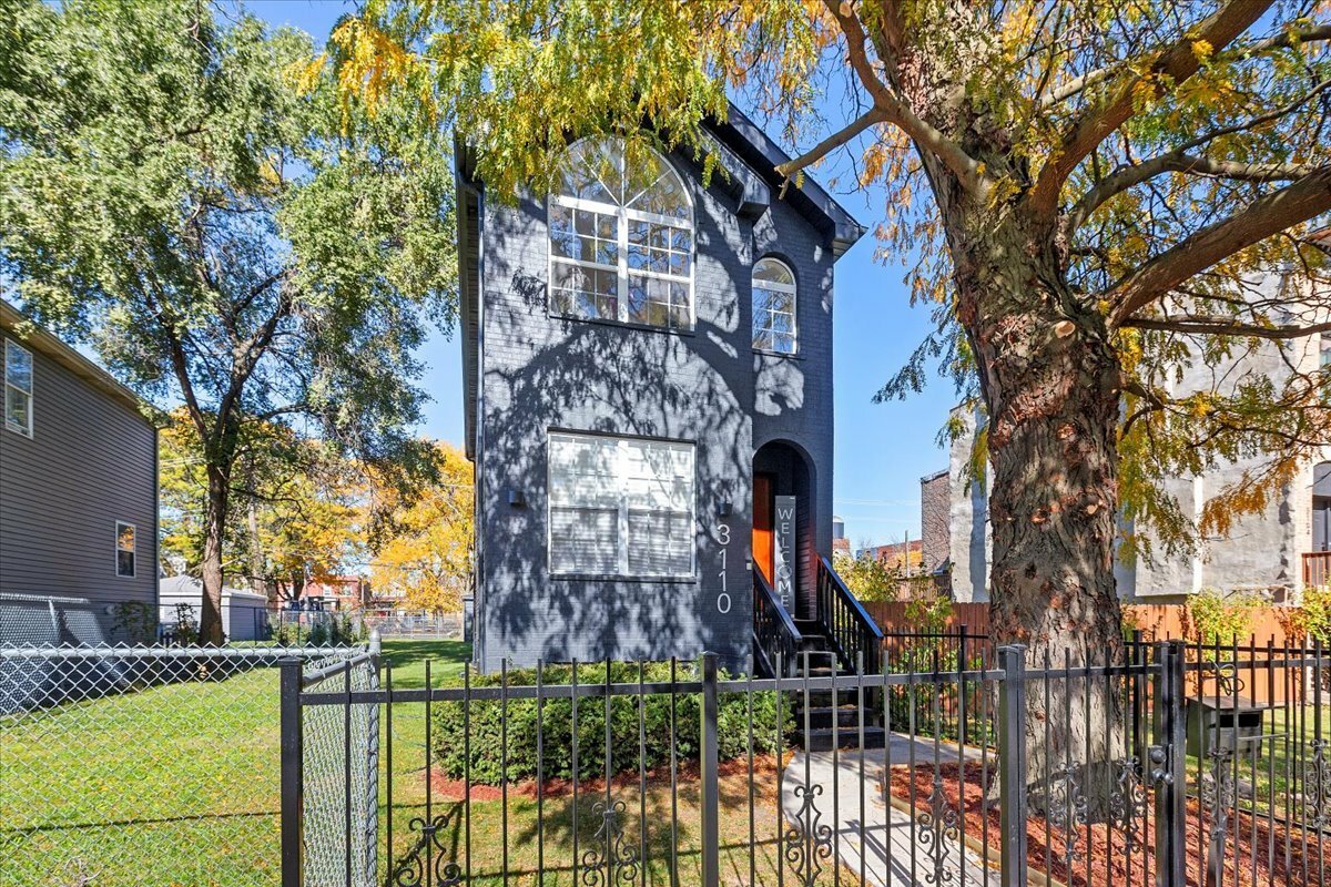 Property Photo:  3110 W Walnut Street  IL 60612 