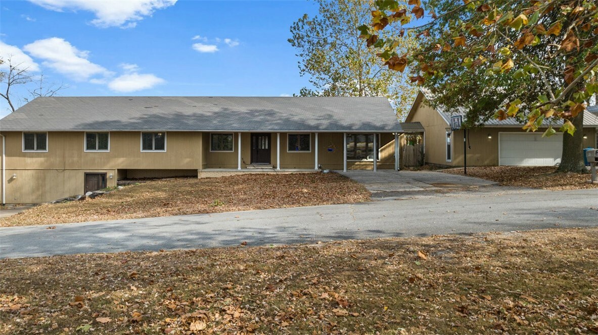 Property Photo:  102 SE 11th Avenue  AR 72736 