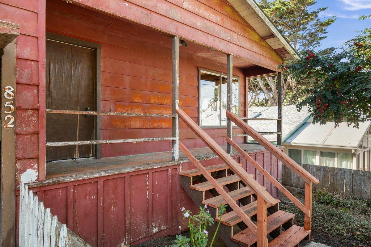 Property Photo:  852 Linda Vista Street  CA 94038 