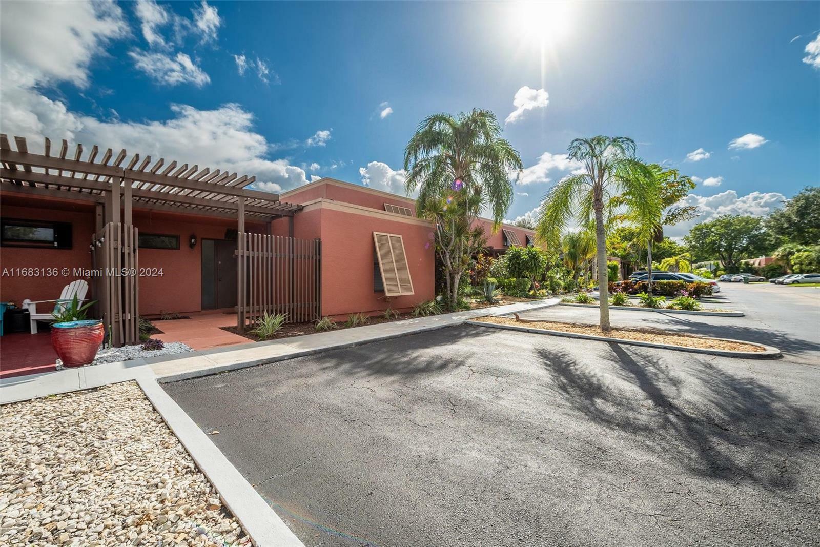 Property Photo: 10206 Greenhouse Rd FL 33026