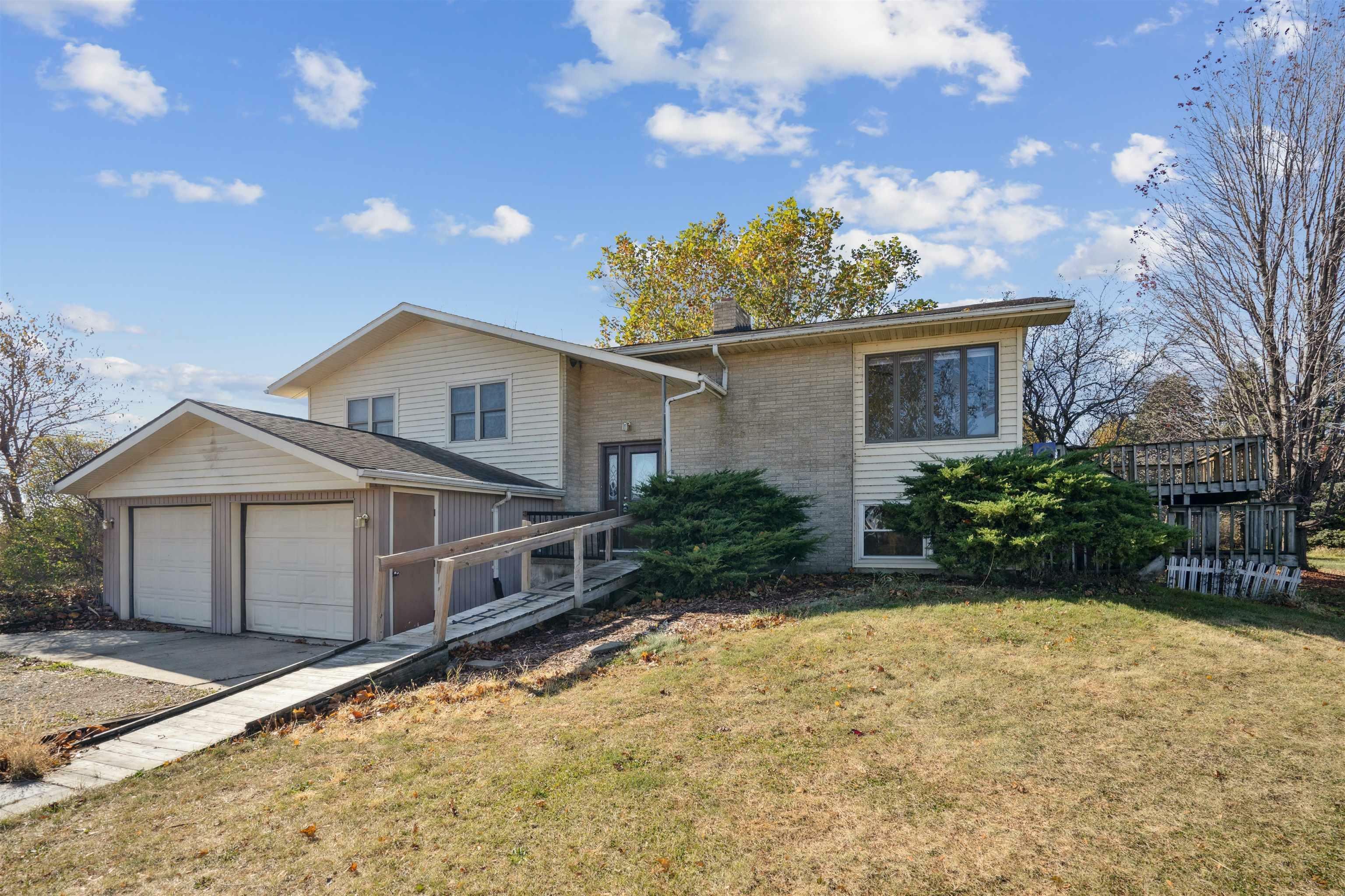 Property Photo:  5909 S Avenue  IA 50662 