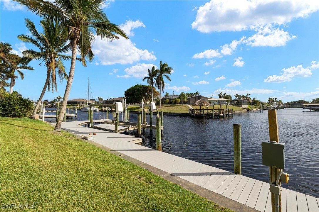 Property Photo:  1712 SE 28th Street  FL 33904 