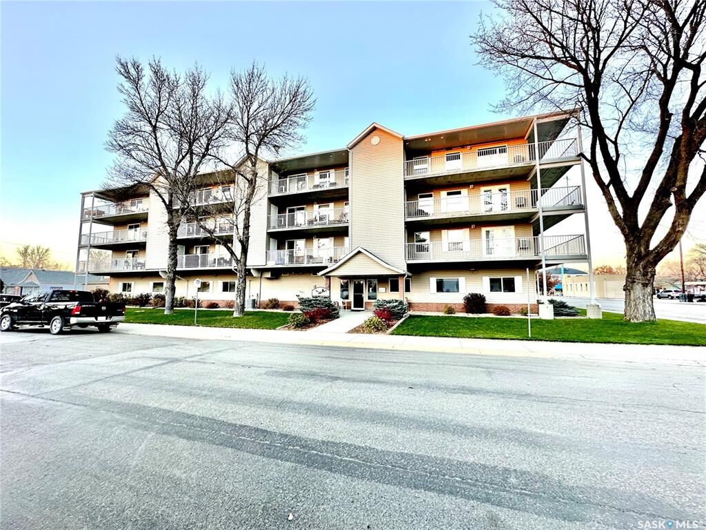Property Photo: 2006 7th Street 205 SK S0K 3R0