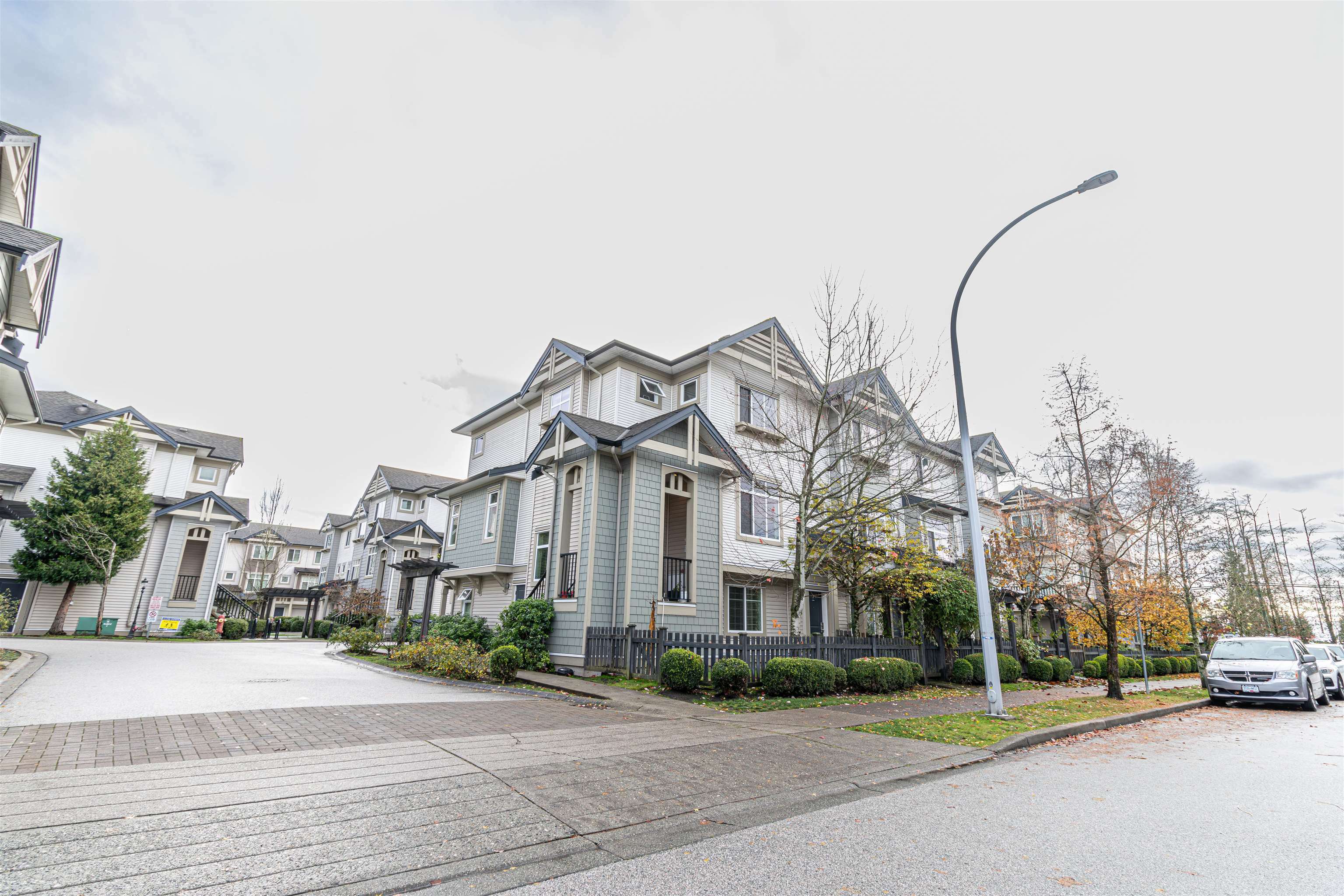 Photo de la propriété:  8418 163 Street 1  BC V4N 6K8 