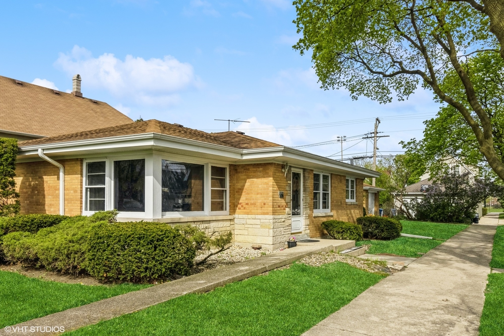 Property Photo:  5620 W Belle Plaine Avenue  IL 60634 