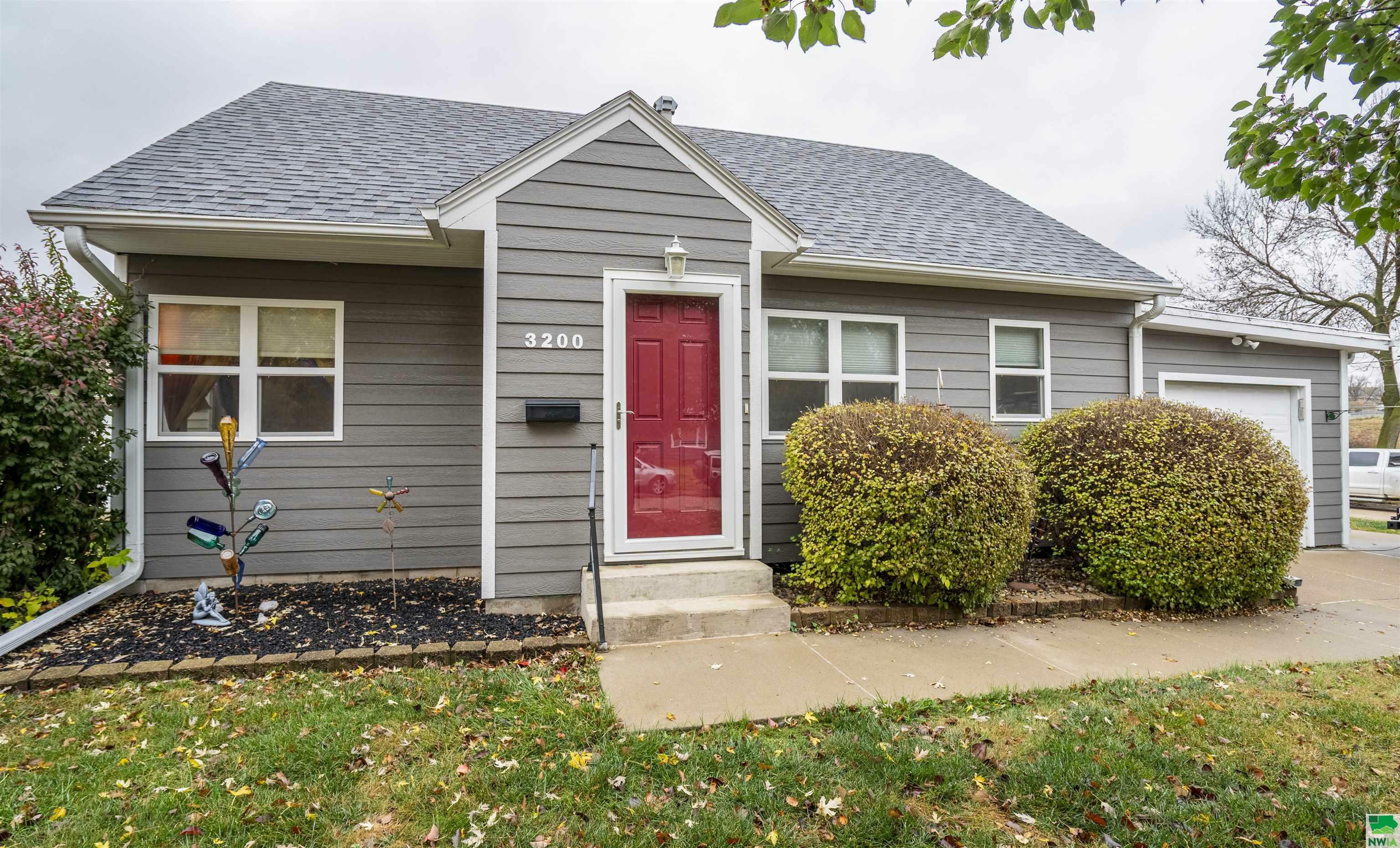 Property Photo:  3200 Idlewood Street  IA 51104 