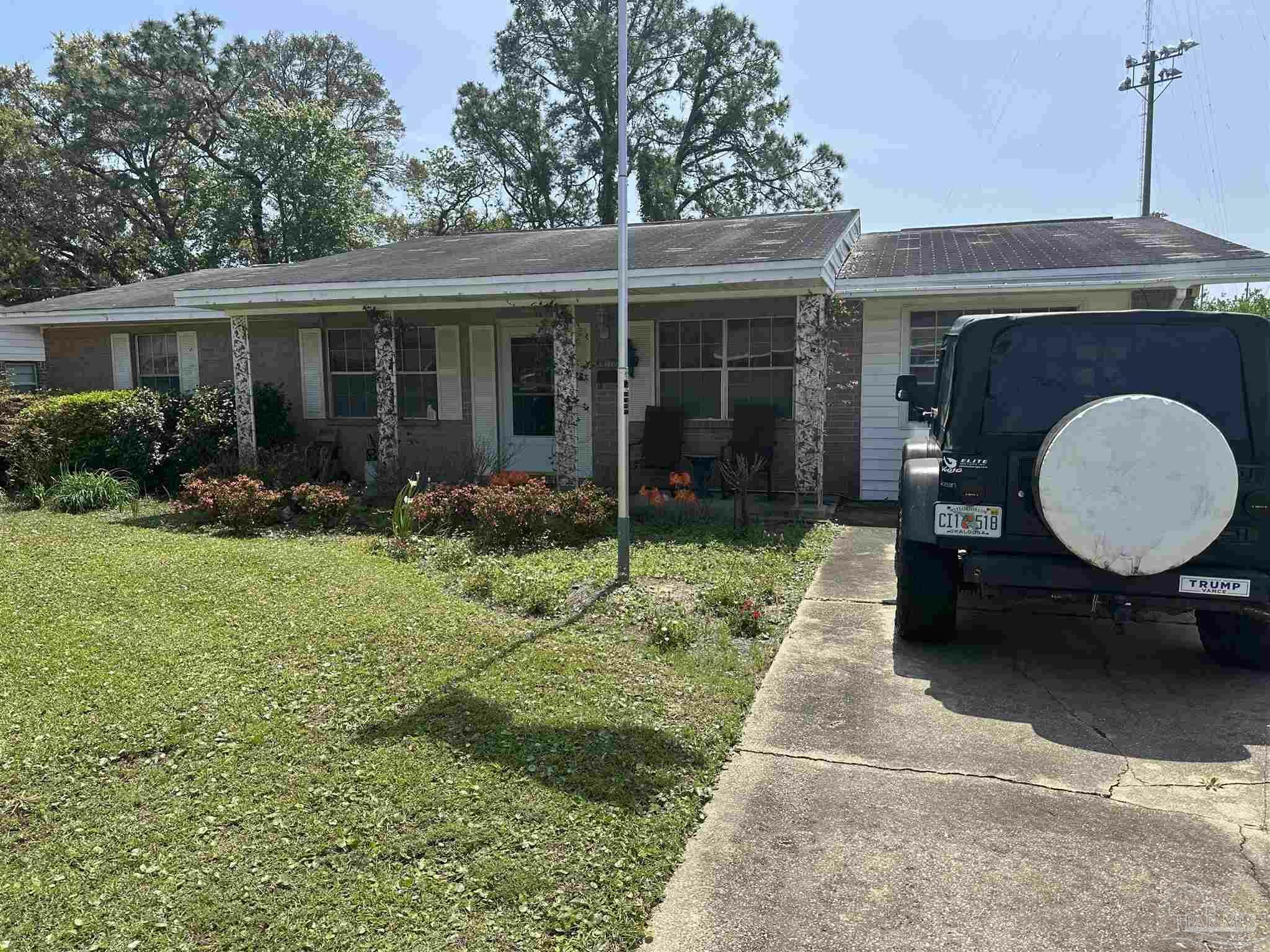 Property Photo: 218 NW Martisa Rd FL 32548
