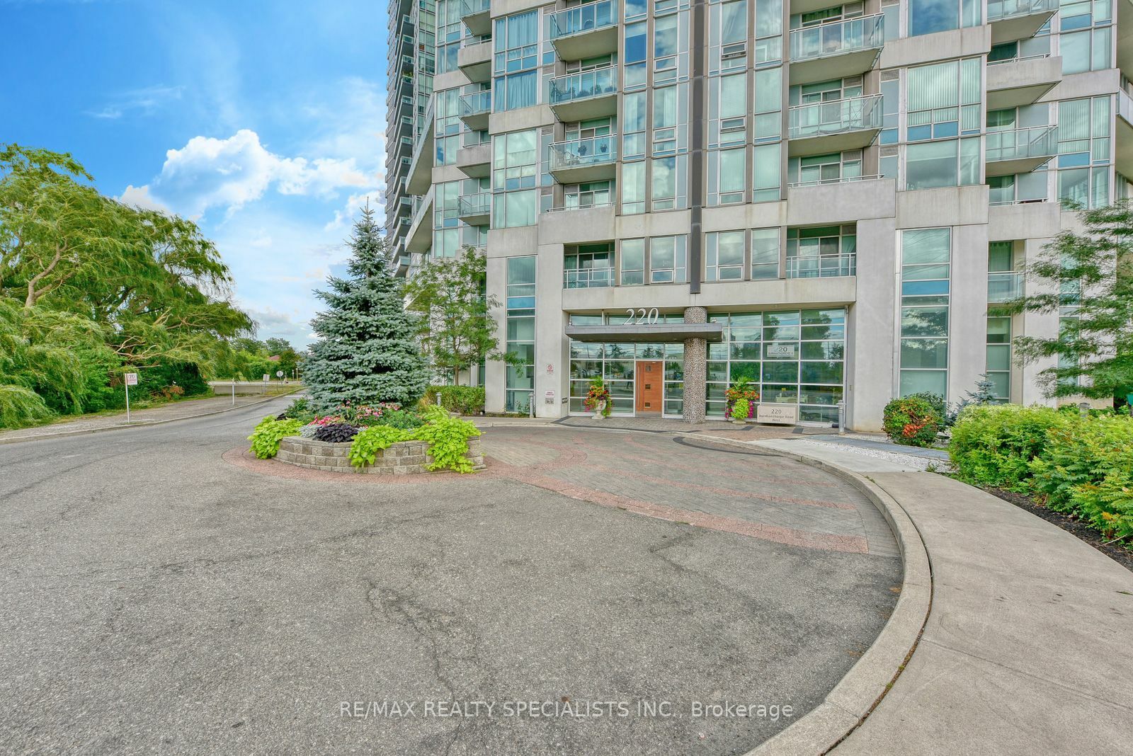 Property Photo:  220 Burnhamthorpe Rd 1705  ON L5B 4N4 