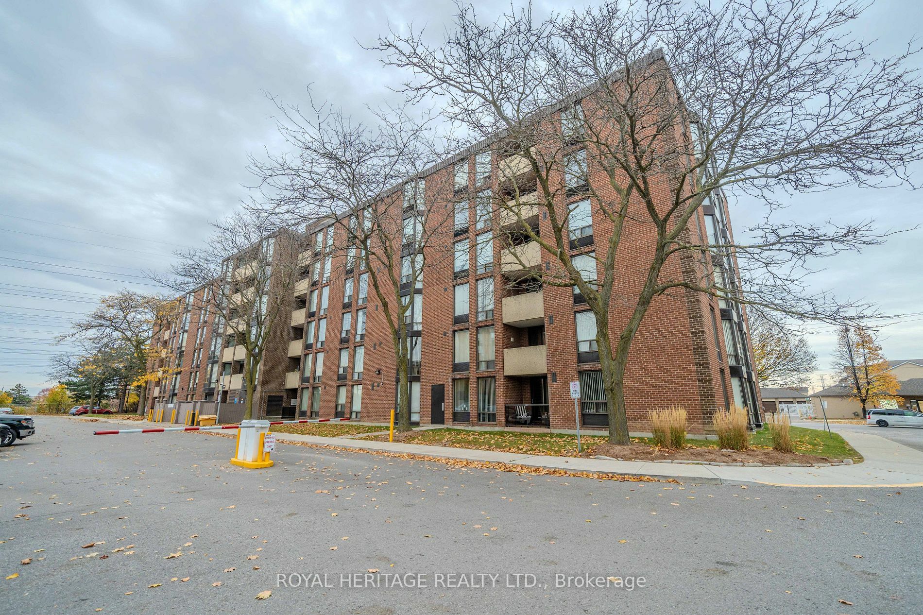 Property Photo:  1540 Pickering Pkwy 311  ON L1V 3V9 