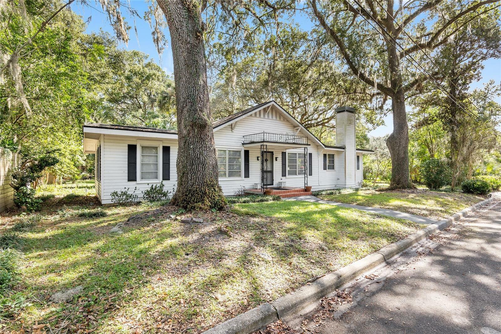 Property Photo:  319 NW 21st Street  FL 32603 