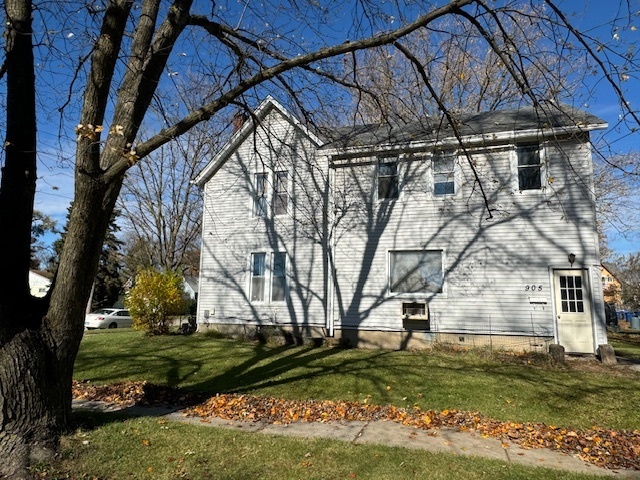 Property Photo:  905 Market Street  IL 60115 