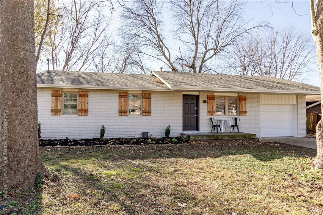 Property Photo:  2306 SE 9th Street  AR 72712 