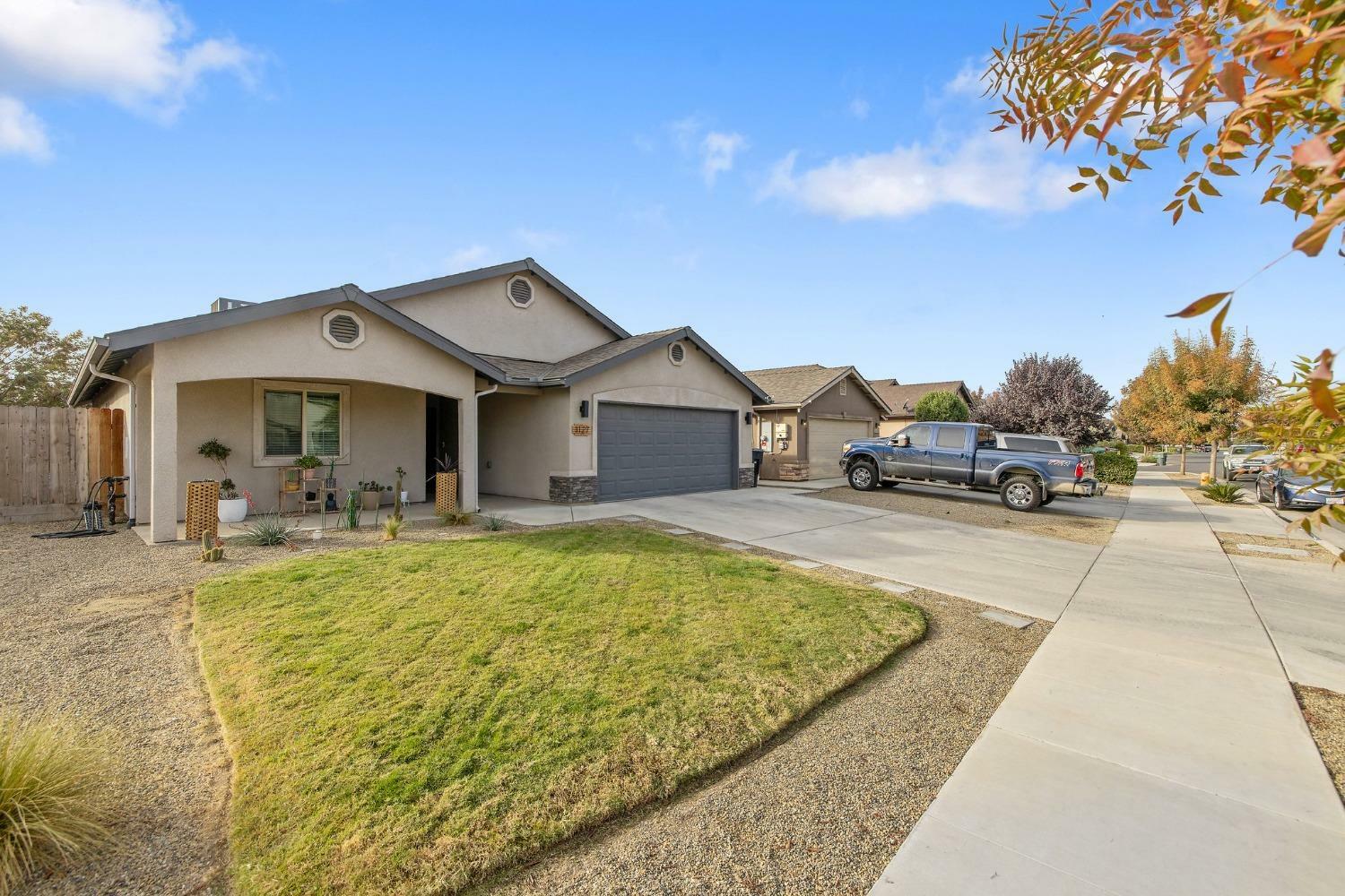 Property Photo:  1127 E Vine Court  CA 93292 