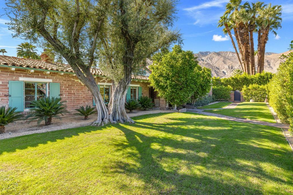 Property Photo:  367 Tamarisk Road  CA 92262 