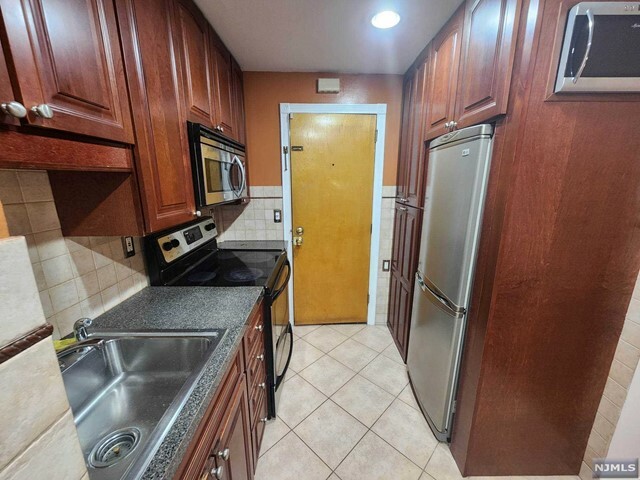 Property Photo:  13 South 3rd Street 2F  NJ 07029 