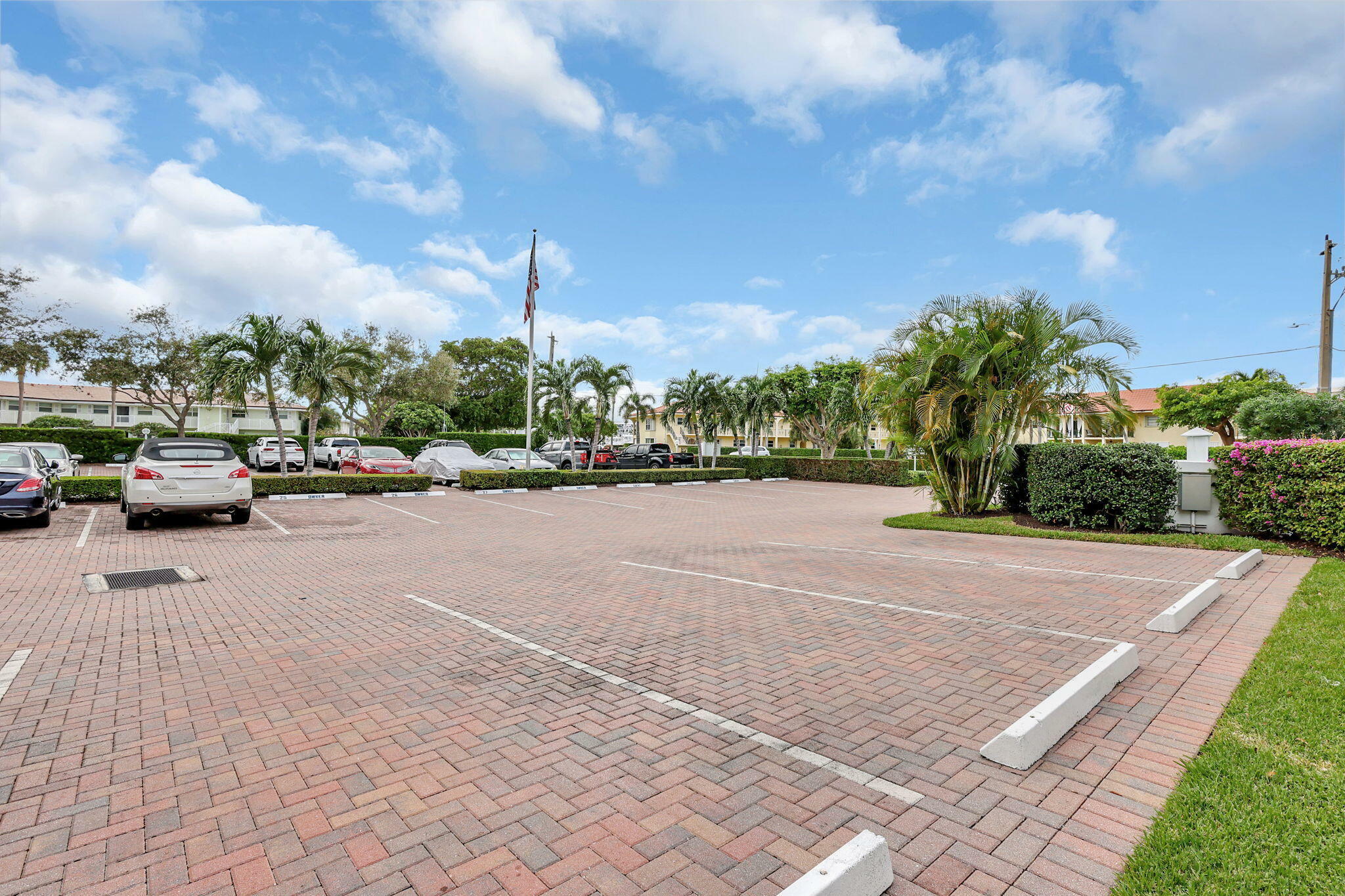 Property Photo:  60 Yacht Club Drive 106  FL 33408 