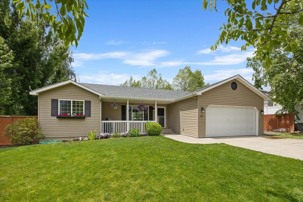 Property Photo:  829 N Fox Ridge Rd  WA 99022 