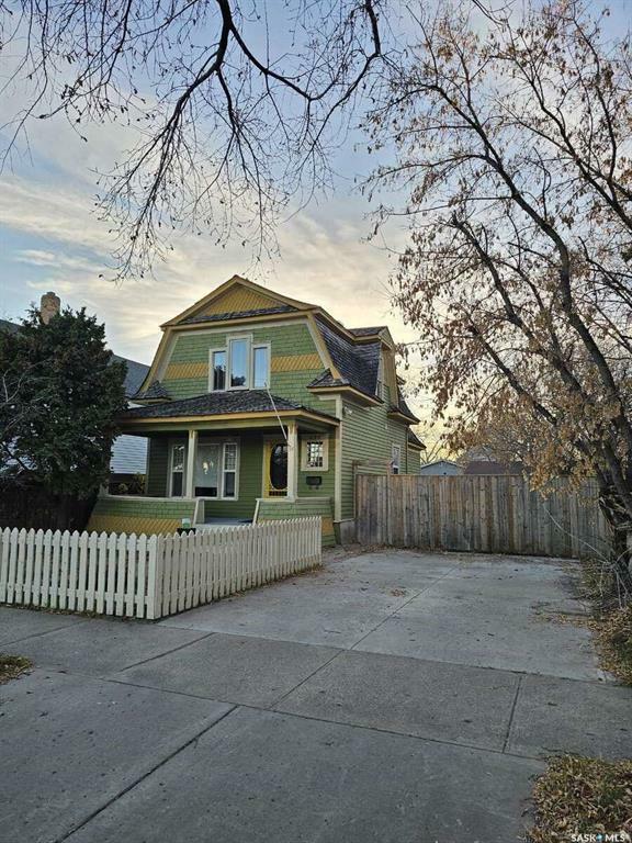 Property Photo:  635 I Avenue S  SK S7M 1Y7 