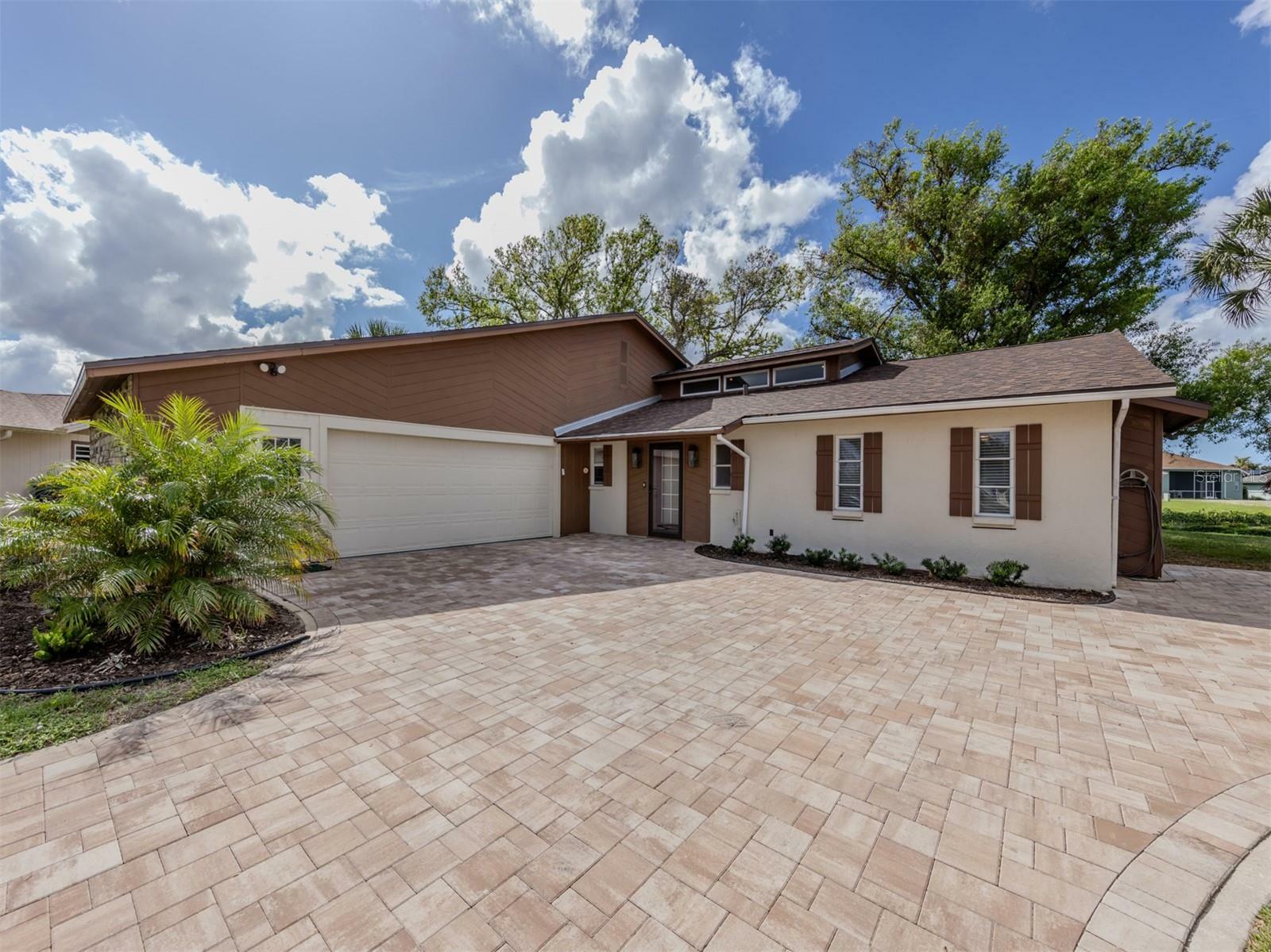 Property Photo:  1141 Sleepy Hollow Court  FL 34285 