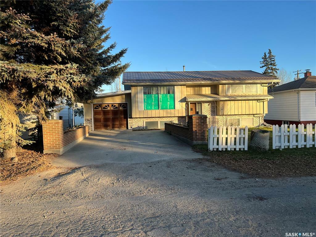 Property Photo:  228 Katherine Avenue N  SK S0E 1H0 
