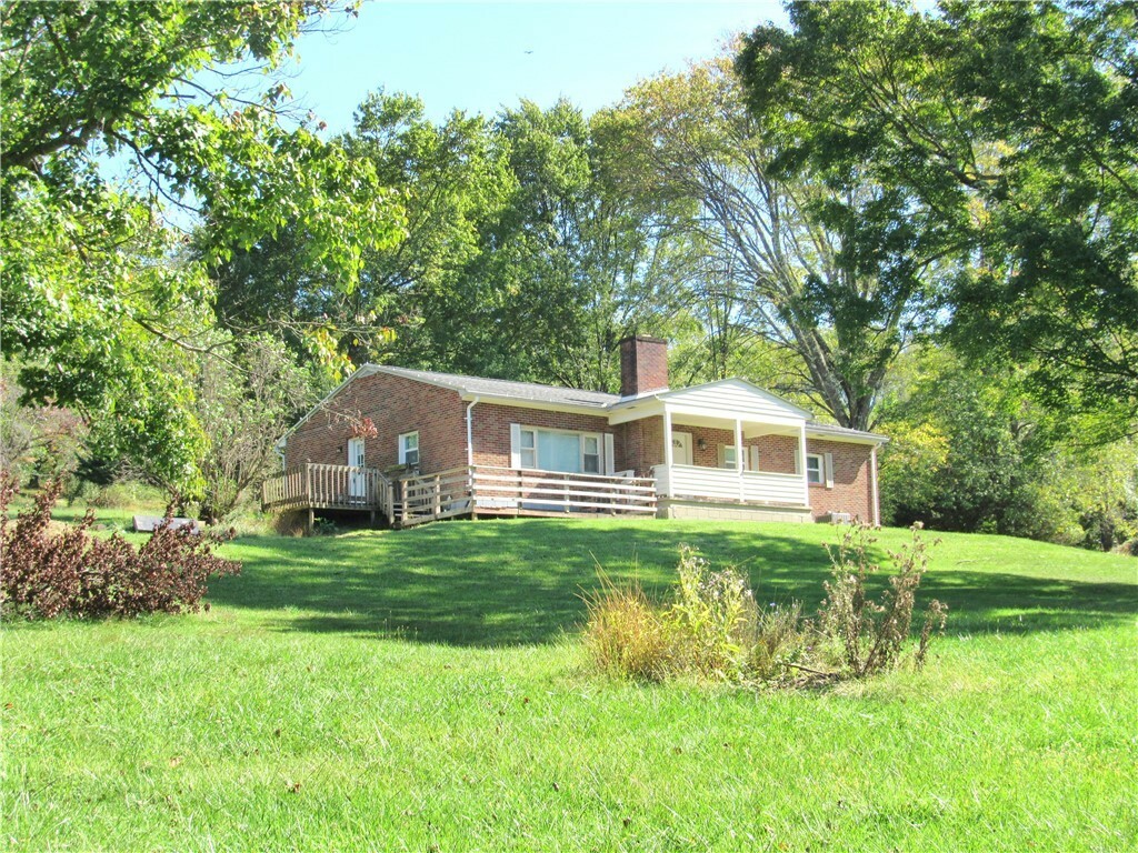 Property Photo:  198 Horseshoe Dr  PA 16229 