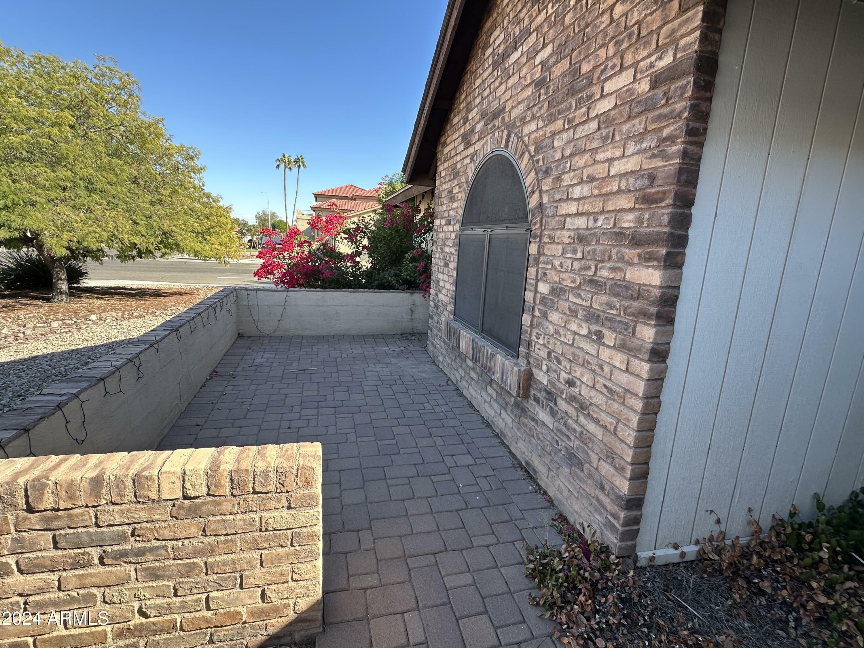 Property Photo:  1237 N Kenneth Place  AZ 85226 