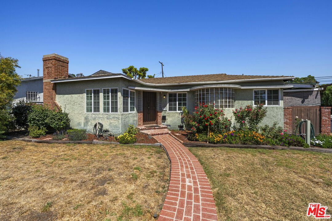 Property Photo:  2758  S Barrington Ave  CA 90064 