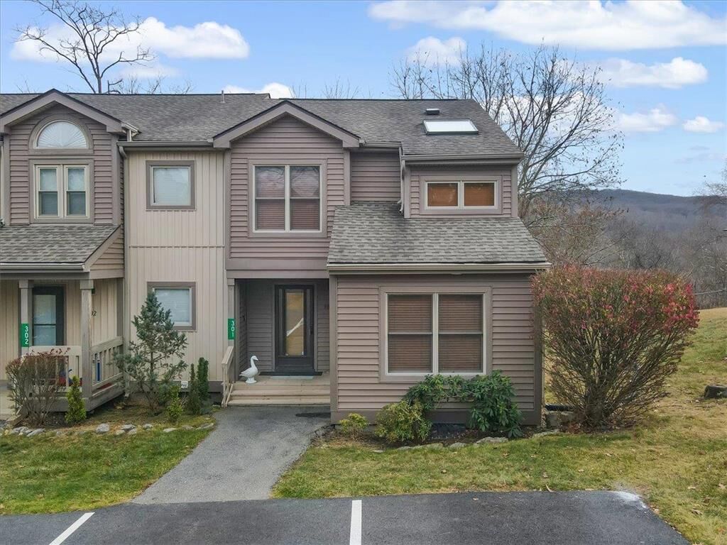 Property Photo: 301 Northslope Ii Road PA 18302