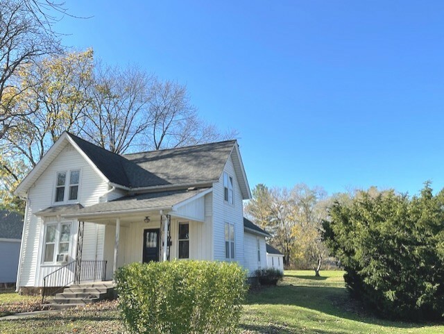 Property Photo:  328 Locust Street  IL 60152 