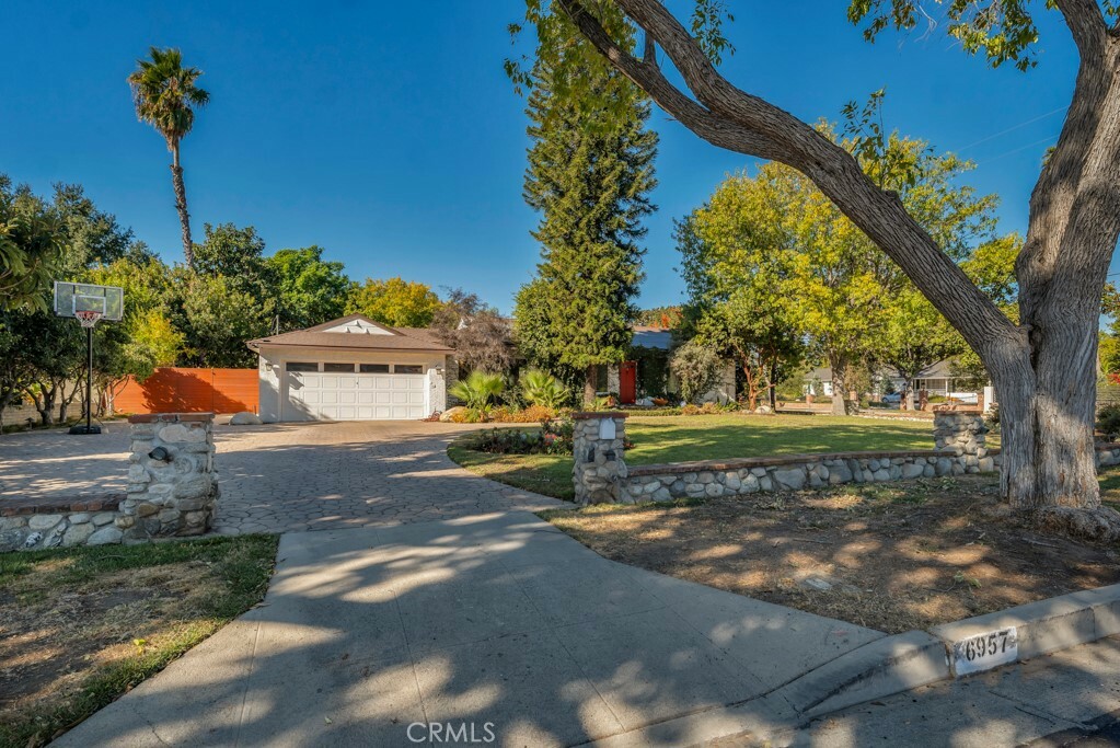 Property Photo:  6957 Wish Avenue  CA 91406 