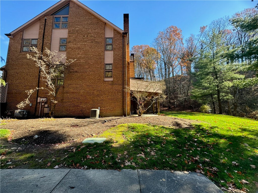 Property Photo:  1300 Towne Court  PA 15101 