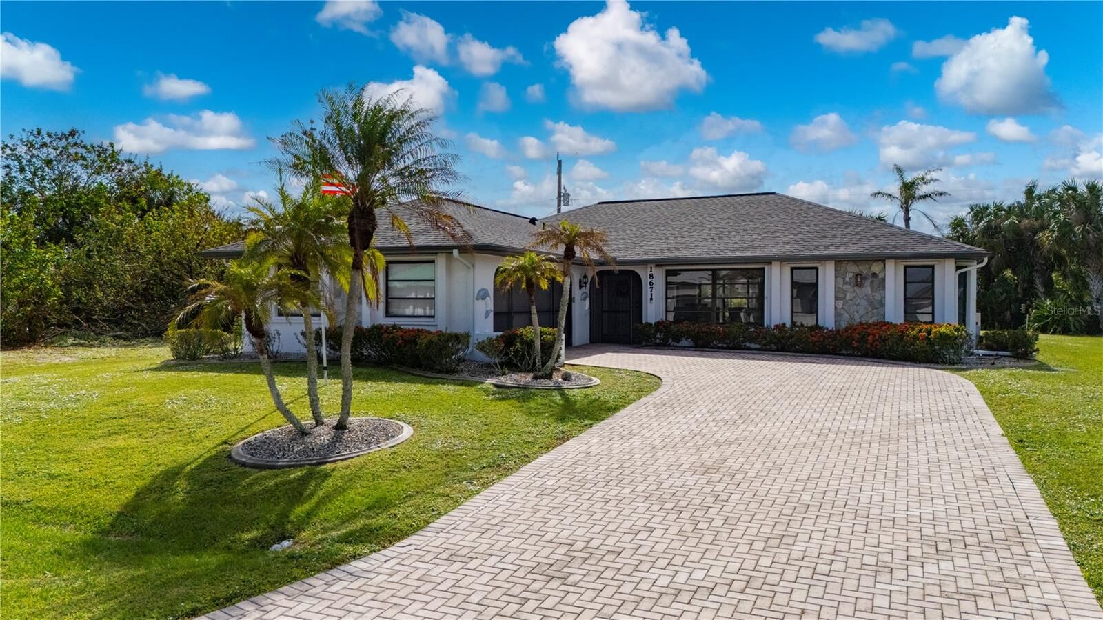 Property Photo: 18671 Arapahoe Circle FL 33948