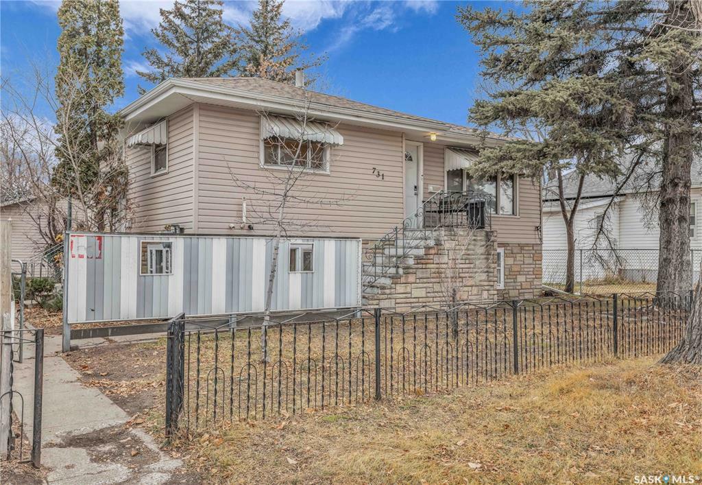 Property Photo:  731 L Avenue S  SK S7M 2H8 